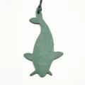 Detalle del colgante de bolso de cuero con forma de ballena verde y correa. - Verde Oscuro