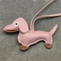 Détail de pendentif sac teckel en cuir rose, charm accessoire pour chiot mignon. - Rose Clair