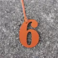 Oranger Leder Nummer 6 Taschenanhänger Detail, stilvoller DIY Anhänger für Handtaschen. - Orange