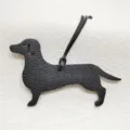 Nahaufnahme des schwarzen Leder-Dachshund-Anhängers mit feiner Rohteil-Verarbeitung und süßem Design. - Schwarz