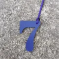 Accessorio ciondolo borsa numero 7 in vera pelle, dettaglio pendente fai da te. - Blu zaffiro
