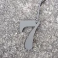 Ciondolo borsa numero 7 in pelle grigia elegante ciondolo DIY per borse e zaini alla moda. - Grigio