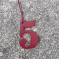 Pendentif de sac chiffre 5 en cuir bordeaux accessoire porte-cles DIY elegant pour sacs - Bordeaux