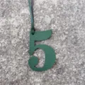 Pendentif de sac numéro 5 en cuir vert vue de détail accessoire porte-bonheur DIY - Vert Foncé