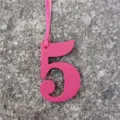 Pendentif de sac numéro 5 en cuir rose, accessoire élégant DIY pour sacs à main tendance. - Rose rouge