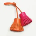 Ciondolo borsa nappina in pelle, ciondolo portachiavi in pelle di pecora bicolore per decorazione. - Rosa Rosso e Arancione