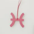 Roze leren Vissen sterrenbeeld tas hanger accessoire met riempje, elegante stijl voor dames. - Roze