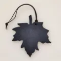 Detailansicht schwarzer Leder Ahornblatt Taschenanhänger, eleganter Auto Anhänger Accessoire. - Schwarz