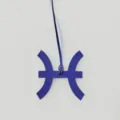 Close-up detail van blauw lederen Vissen dierenriem teken bedel hanger voor vrouwen tassen. - Blauw
