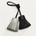 Schwarze und graue Lammleder Doppeltassel Tasche Anhänger Schlüsselring Detail Ansicht - Grau & Schwarz