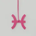 Detailopname van roze lederen Vissen sterrenbeeld tasbedel hanger met elegante textuur. - Rozerood