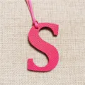 Rosa Leder Buchstabe S Tasche Anhänger stilvoll Initialen Schlüsselanhänger für Handtaschen Autos. - Fuchsia