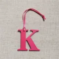 Pendentif de sac lettre K en cuir rose, accessoire initial élégant pour sacs à main de femme. - Rose rouge