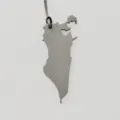 Pendentif de sac en cuir gris carte de Bahreïn, charm texturé élégant pour sacs à main. - Gris