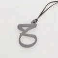 Ciondolo con lettera araba in pelle grigia, ciondolo per auto di lusso e accessorio per borsa. - Grigio