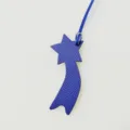 Blauwe lederen versierde ster tasbedel detail, premium nerftextuur, prachtig accessoire. - Blauw