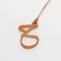 Ciondolo per borsa con lettera araba in pelle, elegante accessorio decorativo. - Marrone