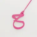 Ciondolo lettera araba in pelle rosa, grazioso ornamento per auto e accessorio borsa donna. - Rosso rosa