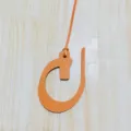 Élégant pendentif en cuir orange avec lettre arabe pour sac à main et décoration de voiture. - Orange