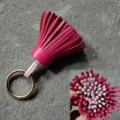 Zweifarbiger Leder Quasten Tasche Anhänger Schlüsselanhänger, stilvolles Auto Accessoire. - Ca. 6x3cm / Innen Hellrosa und Außen Rosarot mit Ring