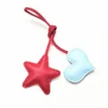 Pendentif de sac étoile et cœur en cuir fait main, accessoire mignon pour femmes. - Cœur Bleu Clair avec Étoile Rouge Vif