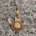Llavero con dije de bolsa de la suerte de cuero genuino hecho a mano con cierre metálico. - Marrón