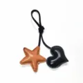 Pendentif de sac en cuir étoile et cœur fait main, décoration de sac élégante et cadeau idéal. - Cœur Noir avec Étoile Marron Clair