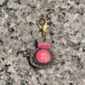 Detalle de llavero de bolsa de la suerte de cuero hecho a mano, colgante mini. - Caqui