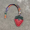 Porte-clés fraise en cuir fait main avec sangle en tissu imprimé coloré pour sacs et voitures. - Fraise avec Corde en Ruban