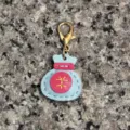 Llavero de bolsa de la suerte de cuero genuino hecho a mano color caramelo detalle vista - Azul claro