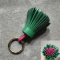 Eleganter zweifarbiger Leder-Quasten-Taschenanhänger mit goldenem Schlüsselring für Damen. - Ca. 6x3cm / Innen Rosarot mit Grün und Ring