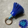 Blauer Leder Quasten Taschenanhänger mit goldenem Ring, Detailansicht der Fransenstruktur. - Himmelblau Innen mit Königsblau