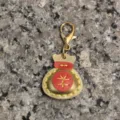 Colgante de bolsa de la suerte de cuero hecho a mano con mosquetón dorado y costuras de color. - Dorado