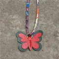 Mini dije de bolso de mariposa de cuero con accesorio de cuerda de bufanda de seda twilly de color. - Rojo Y Verde Oscuro