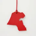 Pendentif carte du Koweït en cuir rouge pour sacs à main et décoration de voiture vue détaillée. - Rouge