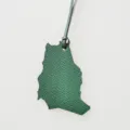 Gedetailleerd overzicht van de groene lederen kaartvormige hanger, stijlvolle tas en auto accessoire. - Donkergroen