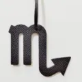 Leren Scorpio sterrenbeeld tas hanger en auto hangend accessoire in stijlvol zwart. - Zwart