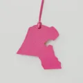 Pendentif de sac en cuir véritable carte du Koweït, charm élégant pour sac à main et accessoire auto. - Rose rouge