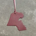 Pendentif de sac en cuir motif carte du Koweït, charm bordeaux pour sac à main et voiture. - Bordeaux