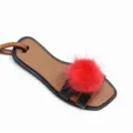 Mink Fell Bommel Mini Pantoffel Leder Tasche Anhänger Detail, süßes Accessoire für Handtaschen. - Schwarz Mit Rotem Pompon