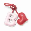 Primer plano de los detalles del dije de bolso con letra B de cuero y corazón rojo hecho a mano. - Rosa Claro con Corazón Rojo