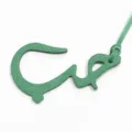 Vue détaillée du charm de sac en cuir vert lettre arabe, pendentif accessoire élégant. - Vert