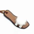 Mini Leder Pantoletten Form Taschenanhänger mit weißem Nerzfell Pommel süßes Accessoire - Weiß