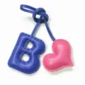 Primer plano del dije de bolso de cuero hecho a mano letra B y corazon con costuras. - Azul Real con Corazón Rojo Rosa