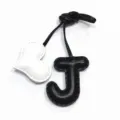 Ciondolo borsa artigianale in pelle lettera J e cuore, elegante design in bianco e nero. - Nero e Bianco Sporco