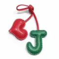 Ciondolo per borsa in pelle cuore e lettera J fatto a mano con cuciture dettagliate. - Verde e Rosso