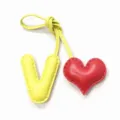 Colgante de bolso de cuero hecho a mano letra V y corazón rojo para bolsos de mujer auto. - V Amarillo Claro con Corazón Rojo Brillante