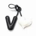 Colgante artesanal de cuero negro con letra V y corazón blanco para bolsos y coche. - V Negro con Corazón Blanco Crema