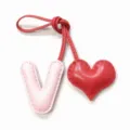 Llavero colgante de bolso con letra V de cuero hecho a mano y corazón rojo elegante. - V Rosa Claro con Corazón Rojo Brillante
