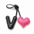 Colgante de bolso de cuero hecho a mano con letra V y corazón rosa llavero elegante - V Negro con Corazón Rojo Rosa